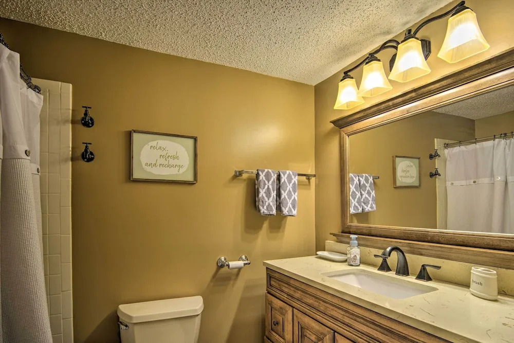 Cozy Bellaire Condo w/ Balcony - 3 Mi to Skiing