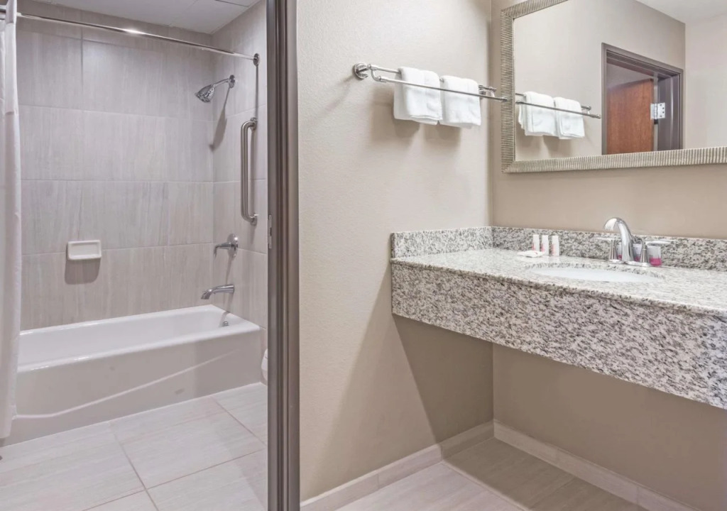 Baymont Inn and Suites - Bellevue