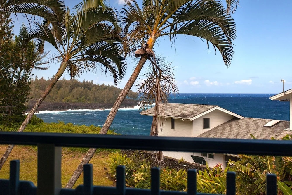 Black Sand Beach House 2 Bedroom Home