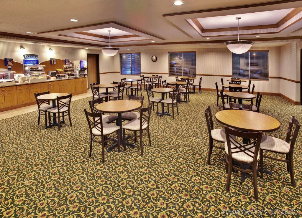 Holiday Inn Express & Suites Bellevue -Omaha Area- by IHG