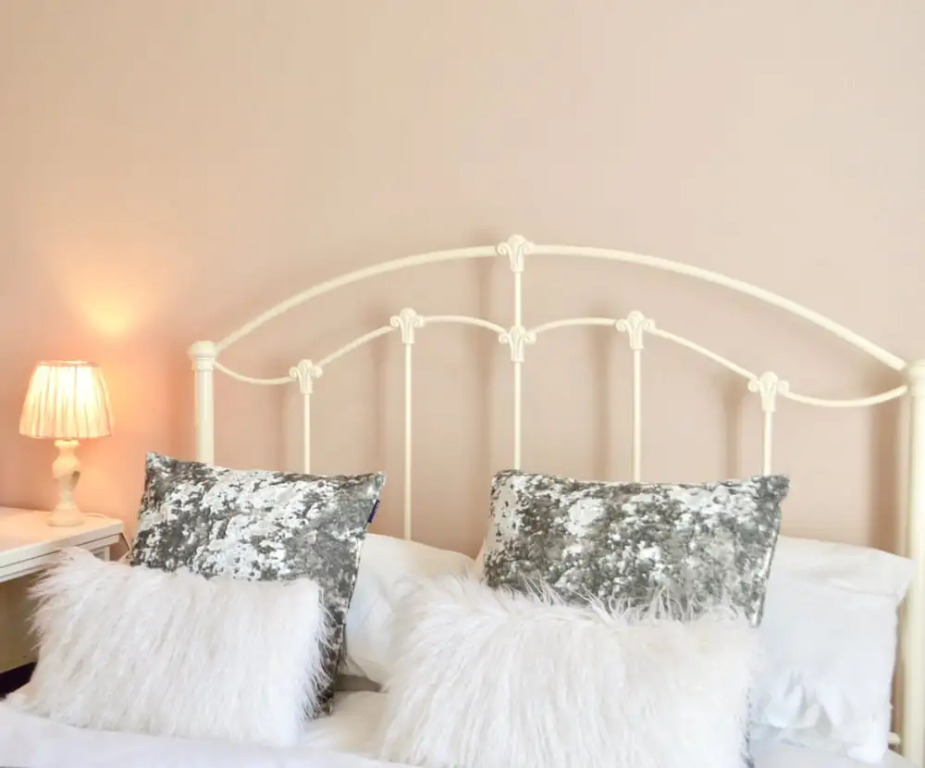 Traditional 2 Bedroom Edinburgh Apartment