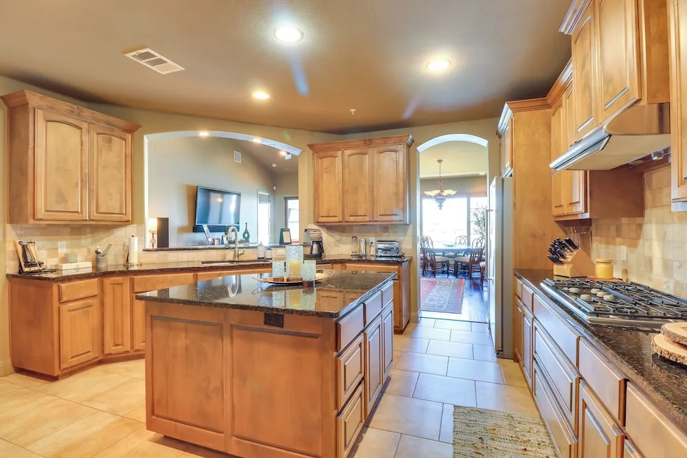 Top-floor Lake-view Condo w/ Boat Dock Access