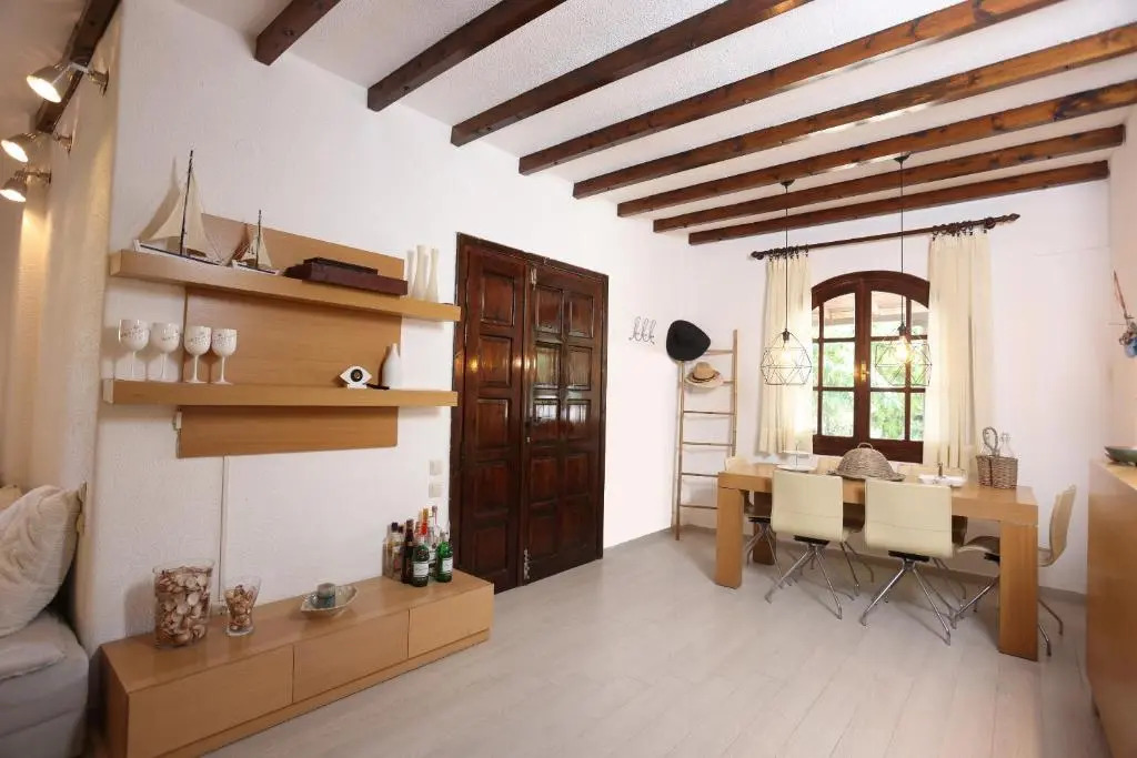 Villa Delta - 5 Bdrms, 2 min walk to Mamalouka, Blue Carpet