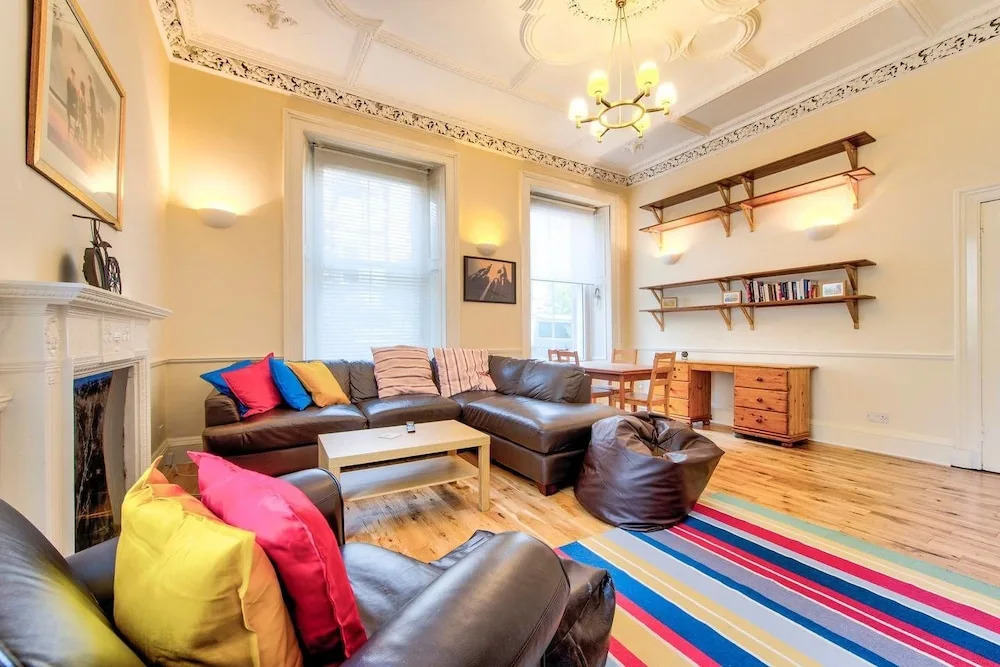 Intriguing 4-bedroom Main Door Apt Near Old Town