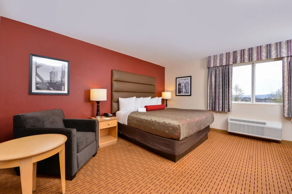 Clackamas Inn and Suites