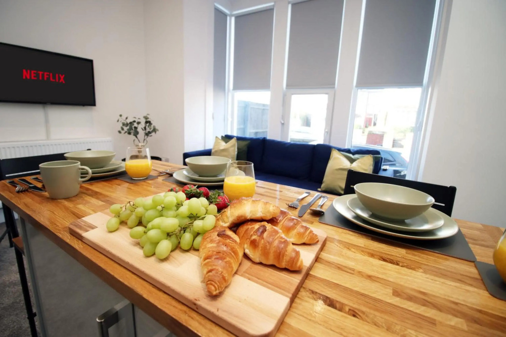 Affinity Serviced Apartments, 5 mins drive to City Centre, Free Parking, WiFi - by Stay South Wales