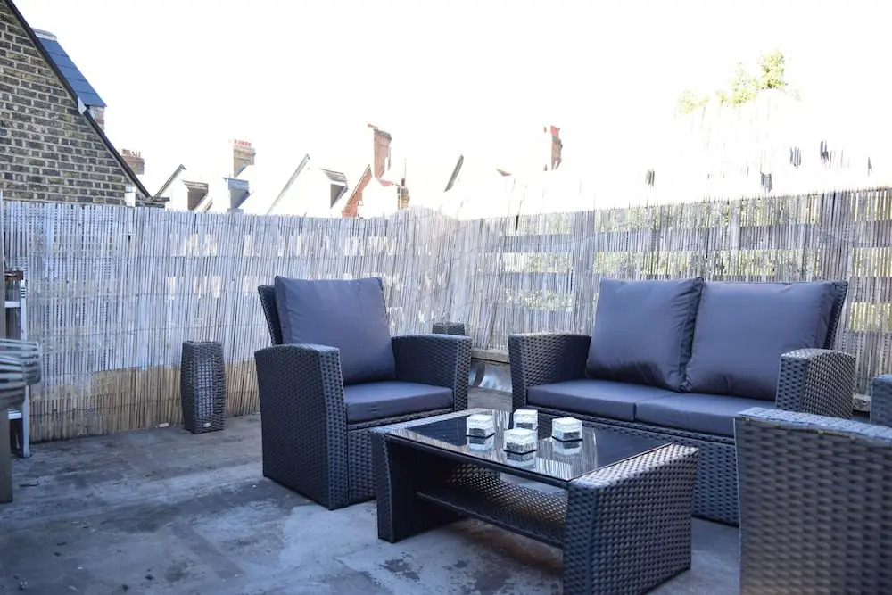 Spacious 1 Bedroom Apartment With Outdoor Terrace