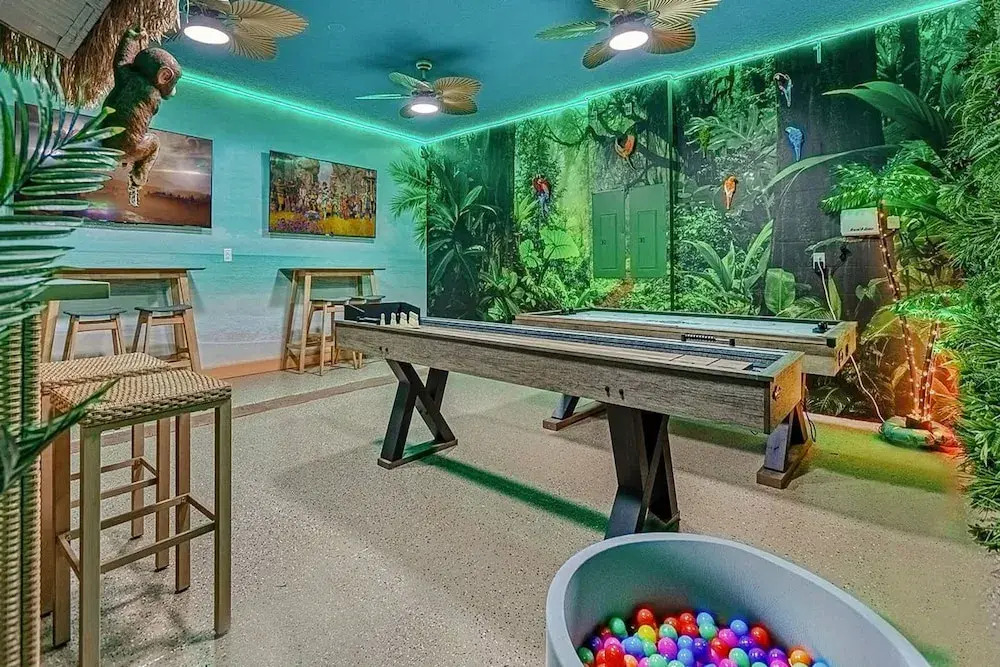 Upstay - Movie Mansion w Cinema-pool Hot Tub-games