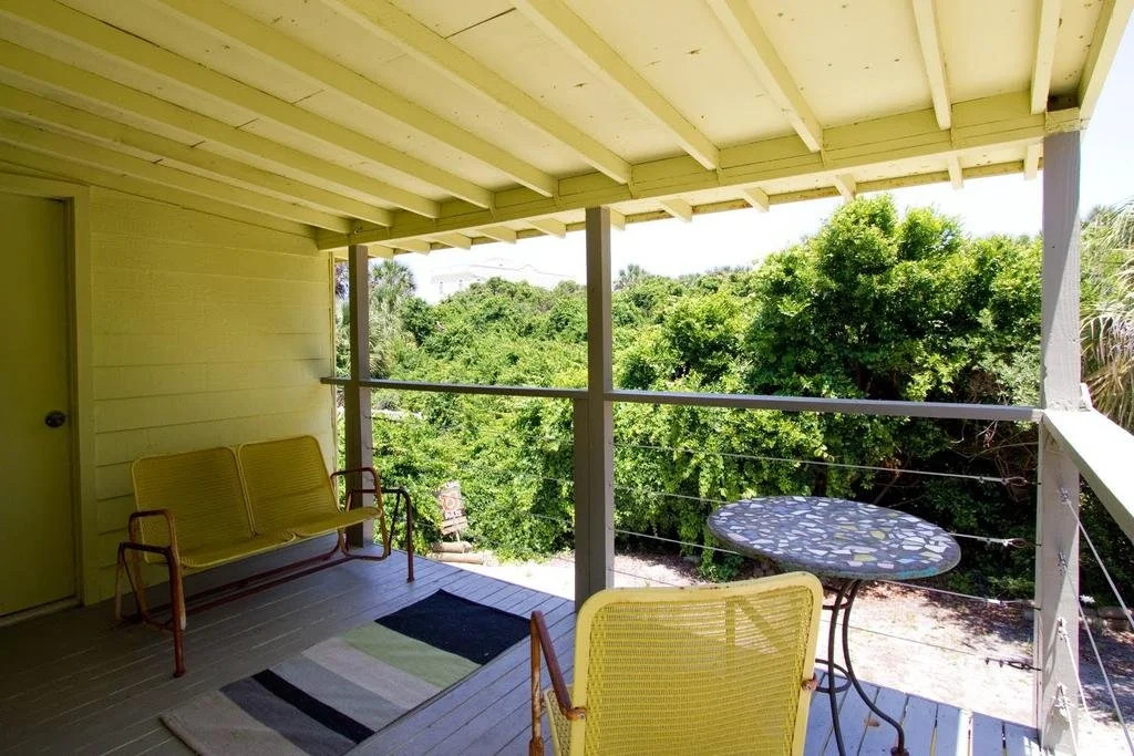 Artist Retreat 2 Br home by RedAwning