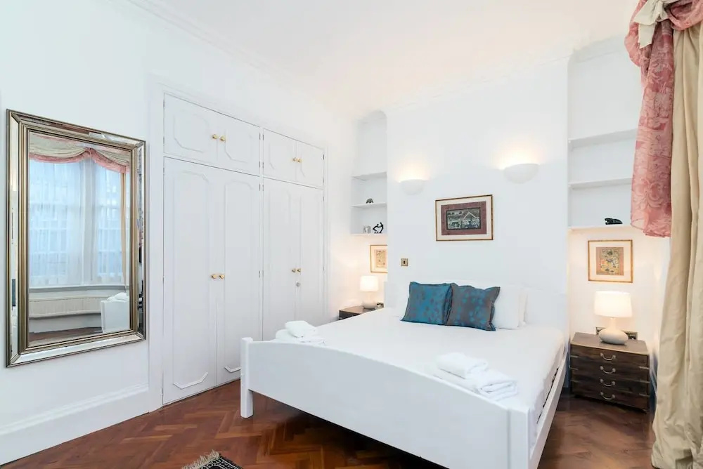 Lovely 1BR Home Near Holland Park, 4 Guests