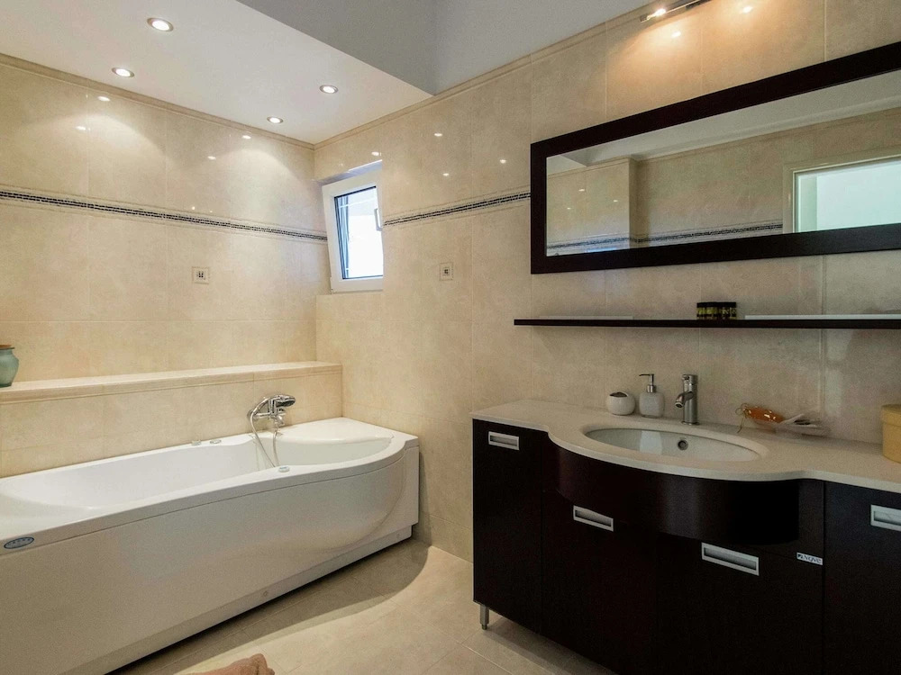 Infinity Pool Villa With Sea Views Near Rethymno City & Beach and Shaded BBQ