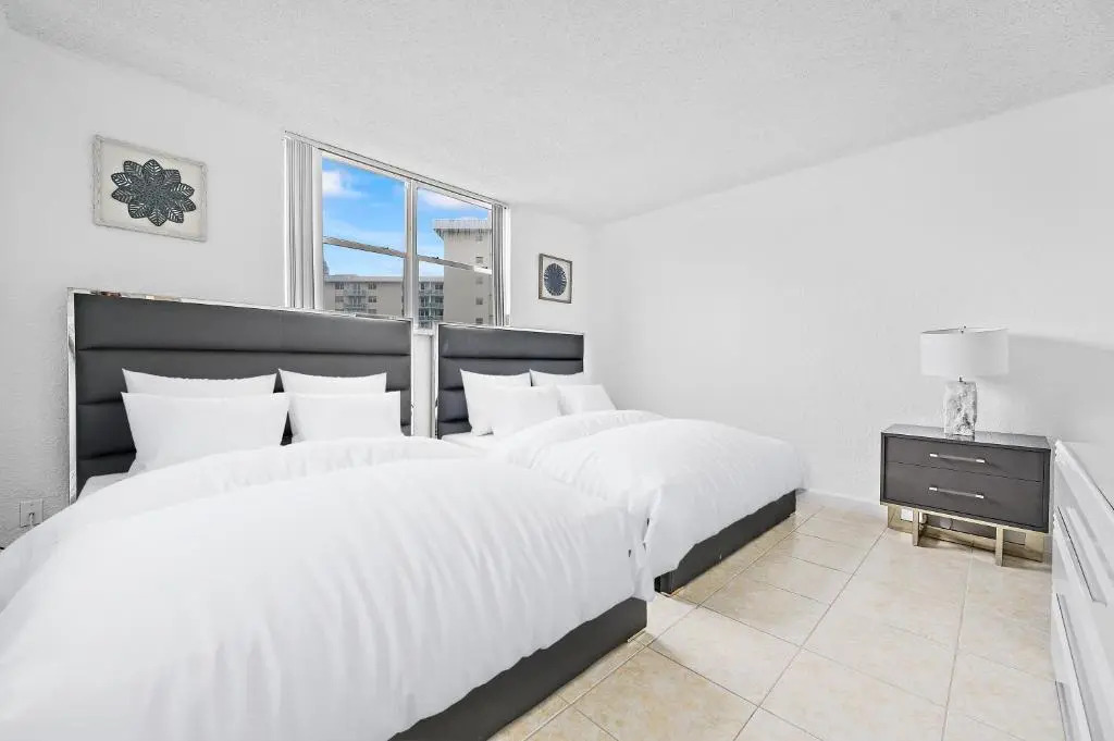 **Modern 3Bedroom W/ Stunning Backyard Area**