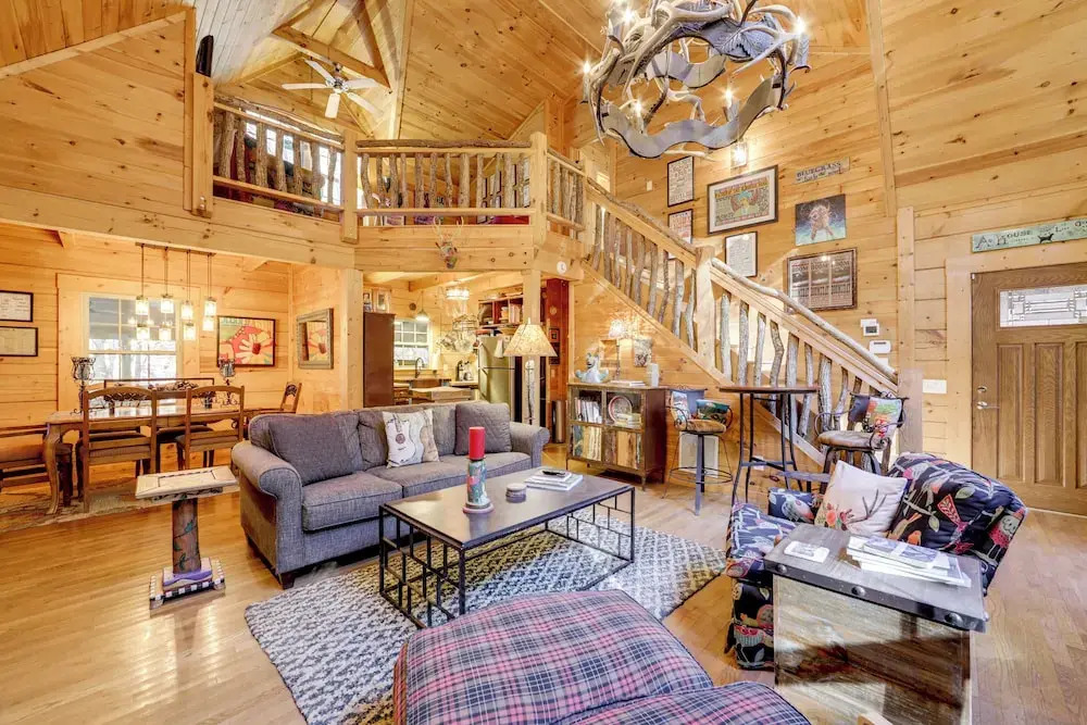 Creekside Cabin in the Heart of Maggie Valley