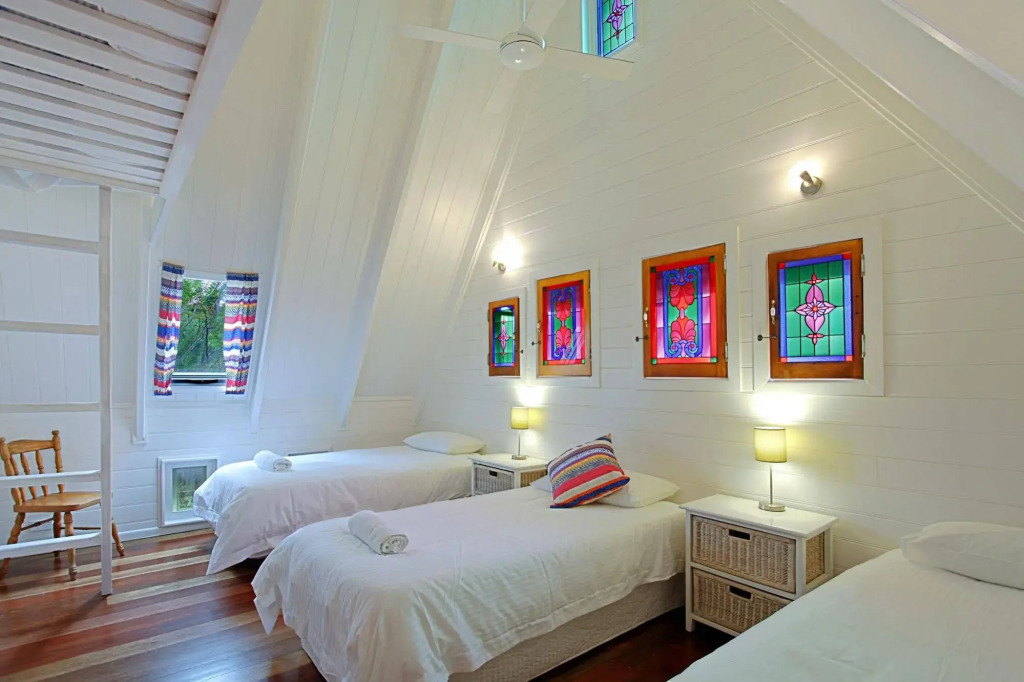Longhouse - spacious 4 BR Belongil Beach retreat