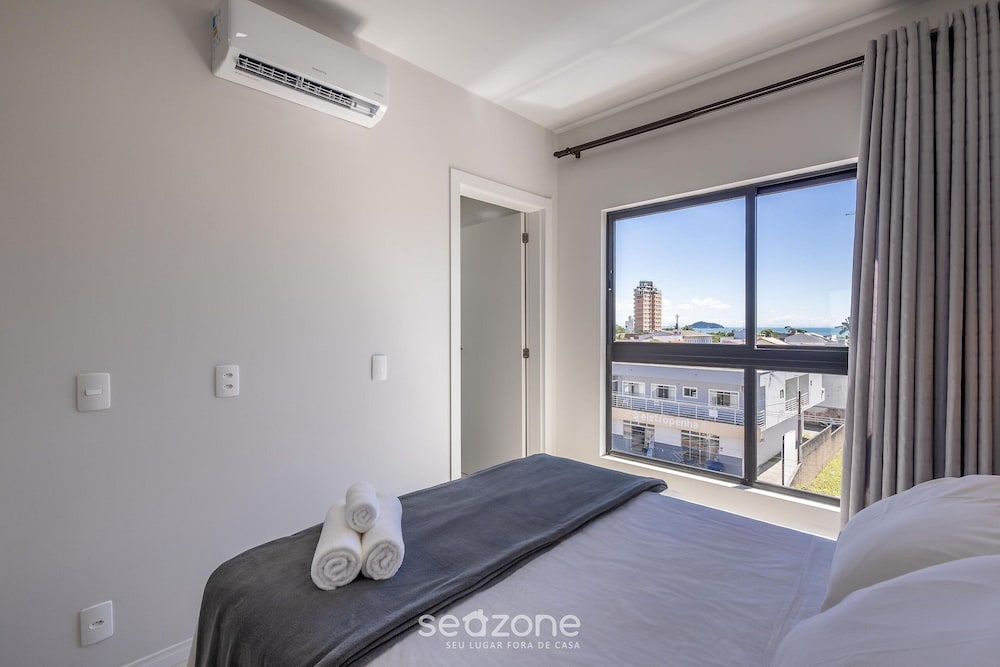Condominium w/ Pool, 450 m fr/ the sea and 650 m fr/ Beto Carrero World - Lavs