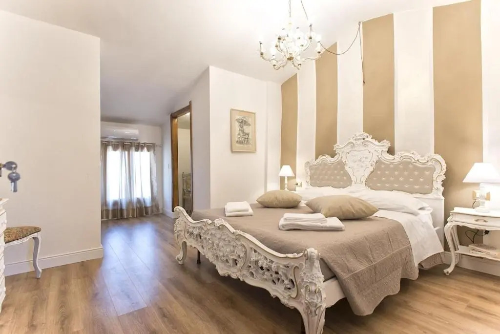 Restored Historic Mansion Paterno with Exclusive Pool, Wifi and AC for 20 people
