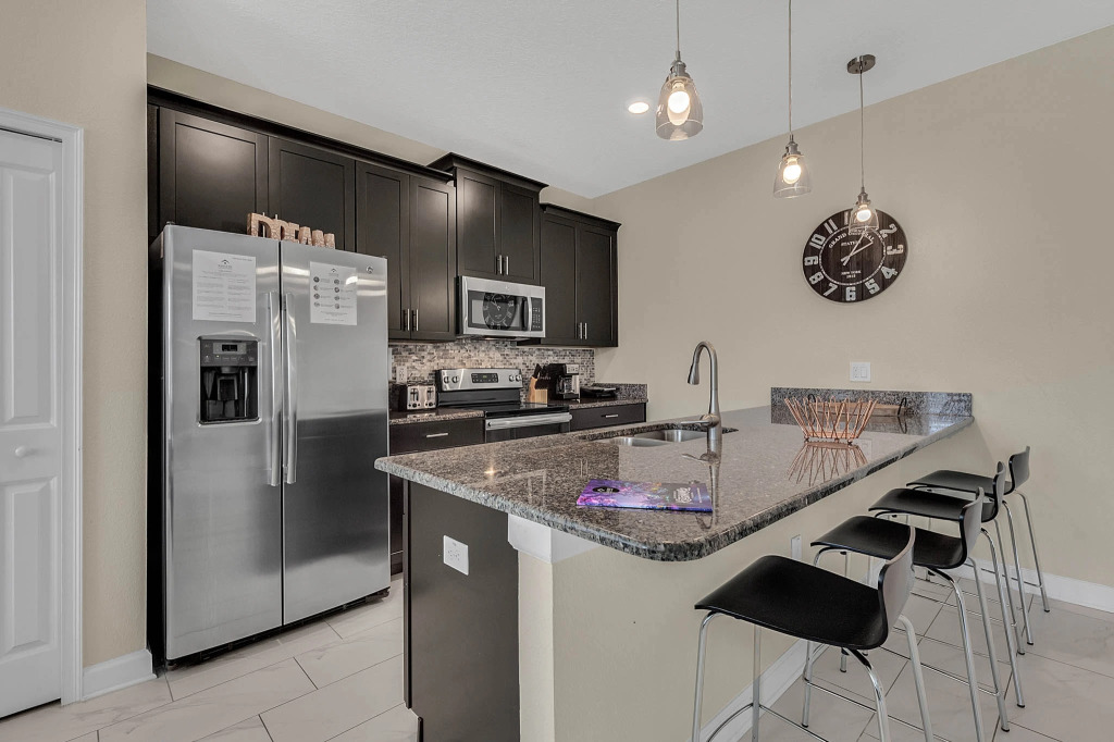 5 Bedrooms 4 Bathrooms Storey Lake 4890 Rc