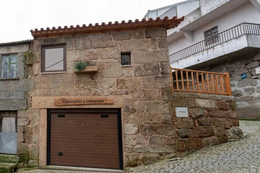 Casa Largo S Lourenço e Casa da Videira