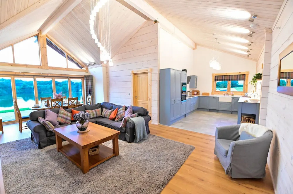 Cuddfan Lodge on a Beautiful Lake