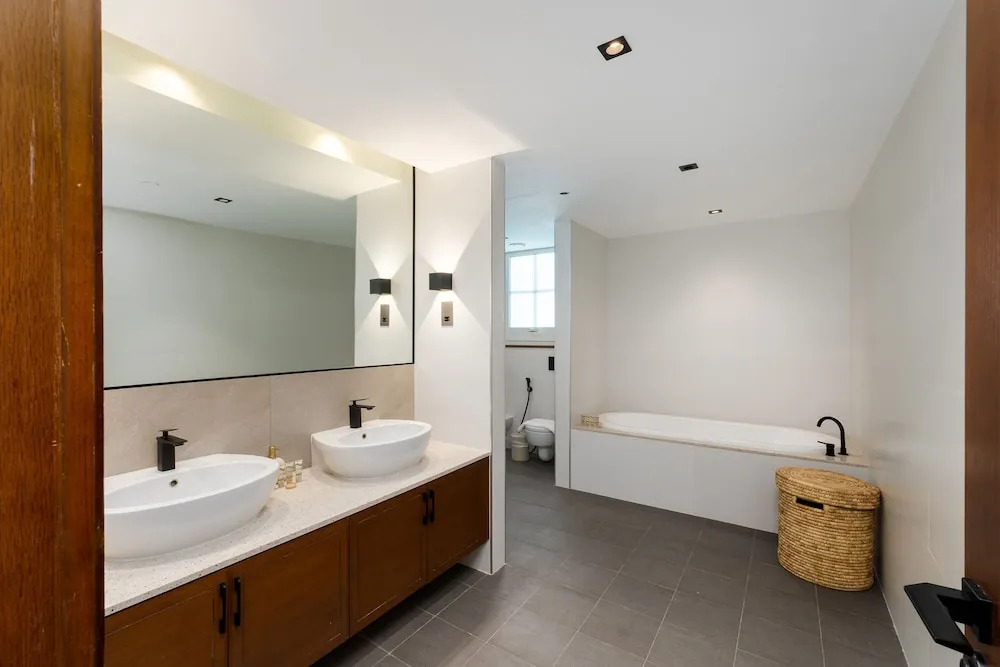 Modern 3BR Maid at the Palm w Pool and Gym