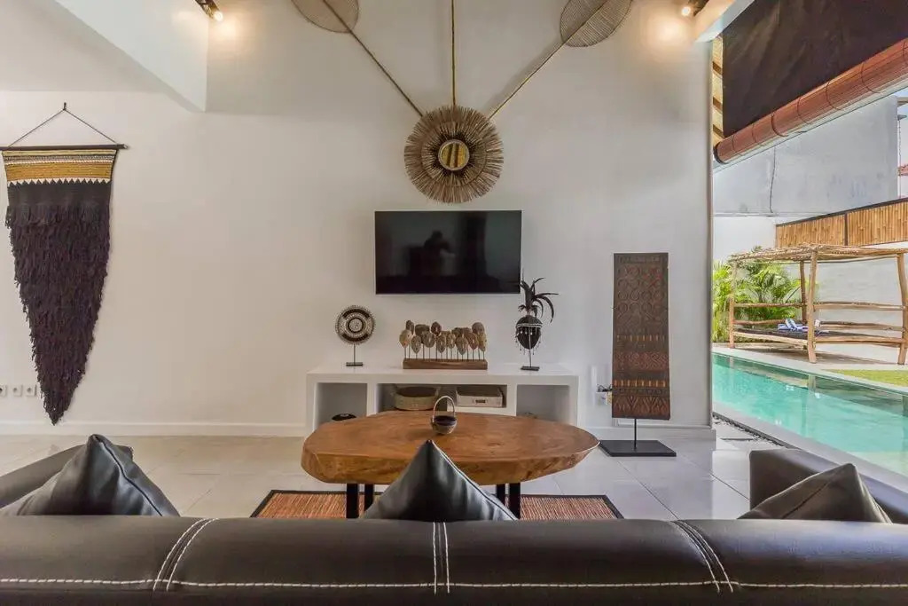 Oberoi new 4 bedr villa 5min walk from eat street&Beach