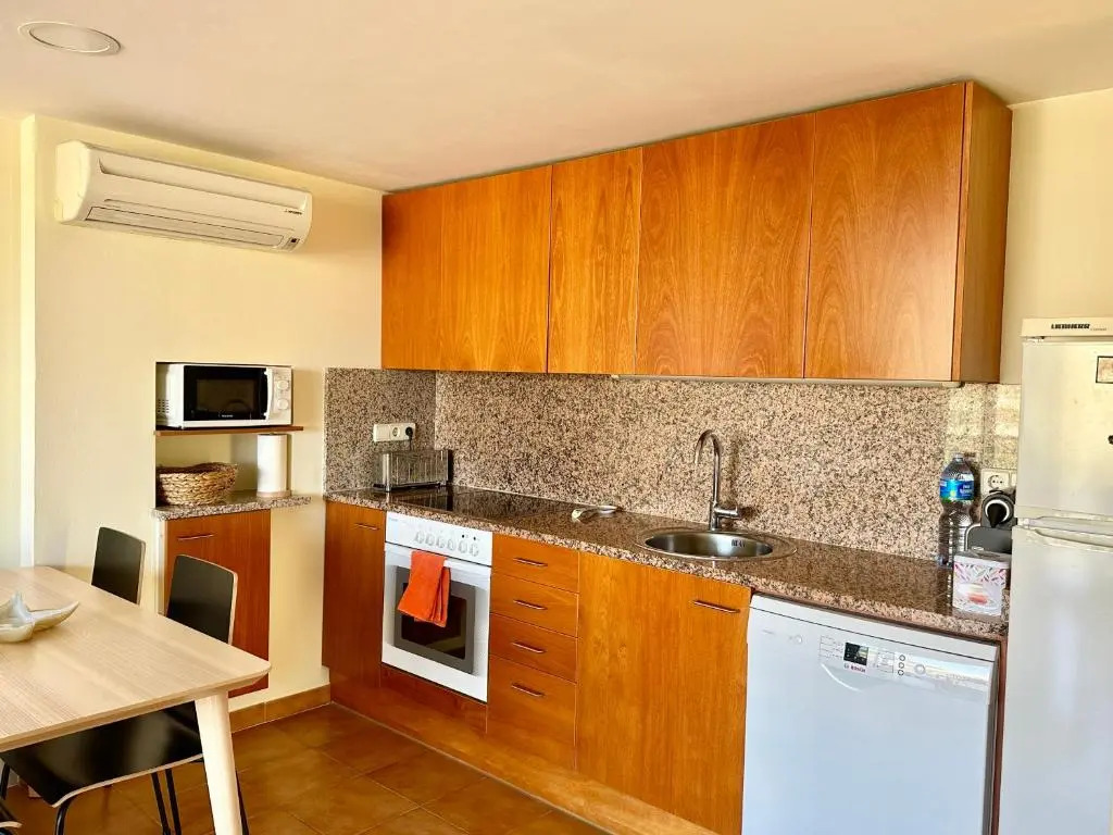 NEW! Apartamento con piscina y balcón a 2 minutos de la playa. WI-FI