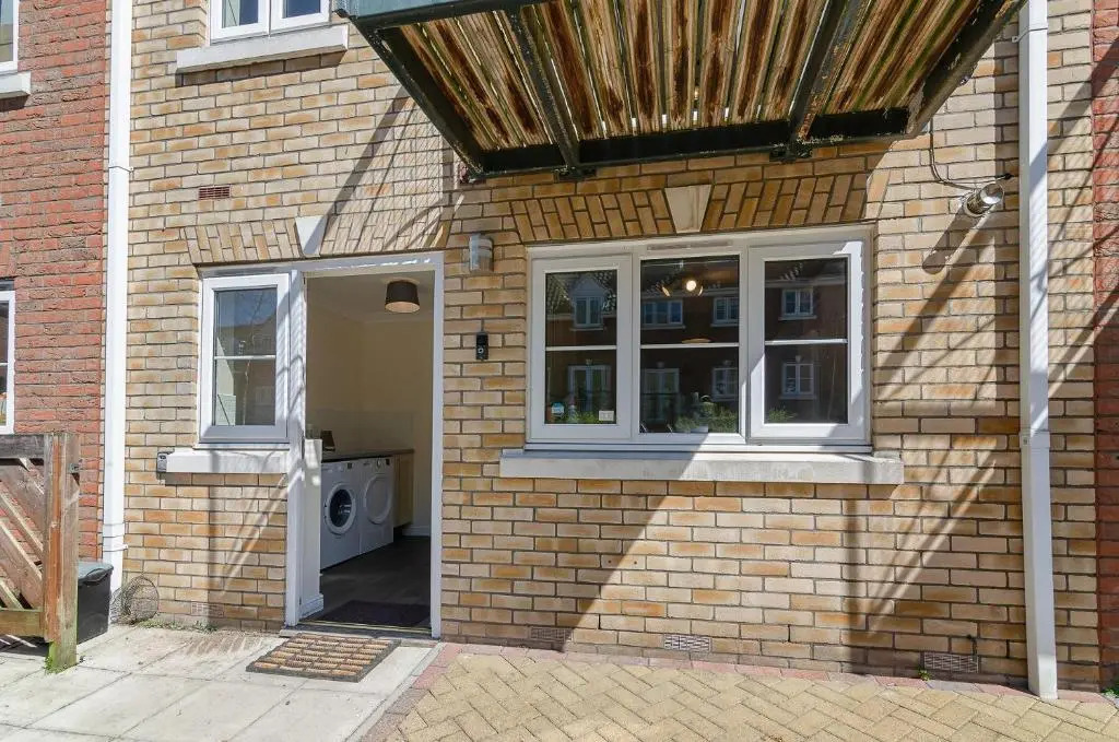 Central Townhouse with Free 2 space Parking, fast 50Mbps Wifi and Netflix, also Full Kitchen Washer and dryer with Balcony