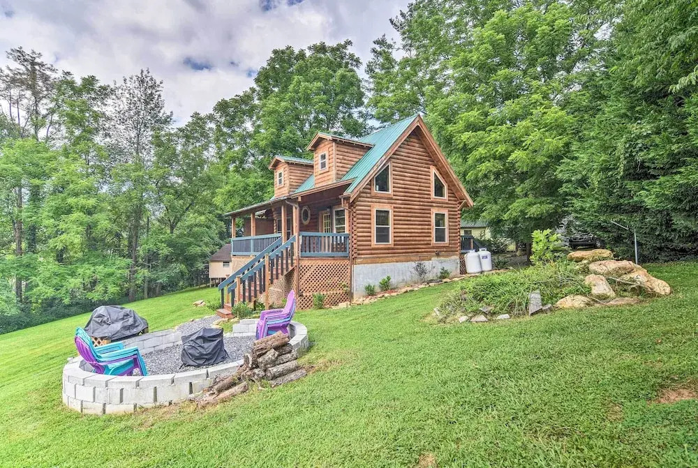 Maggie Valley Family Cabin w/ Porch & Fire Pit!