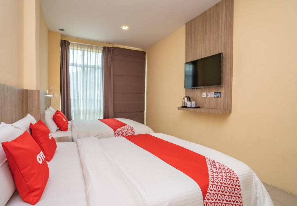 OYO 44078 The Island Hotel