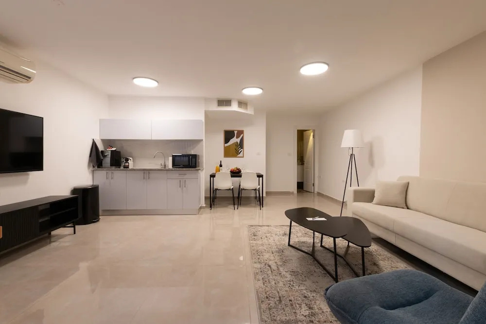 Huge & Lovely Unit 2BR 2BT By the beach