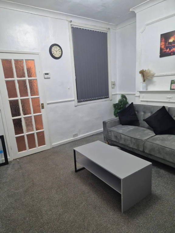 3 Bed Home Free Wifi & Netflix Central Location
