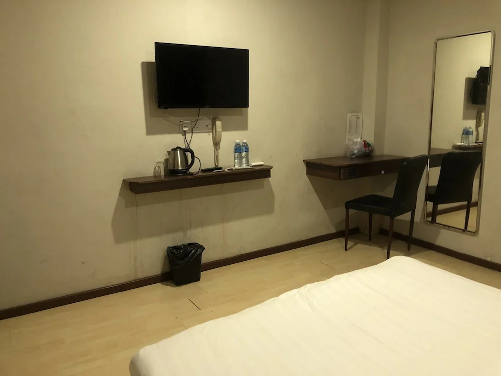 OYO 90668 Joy Inn