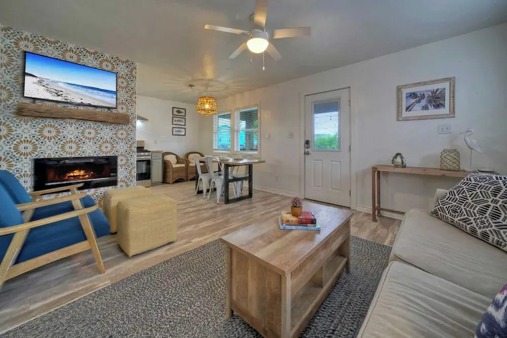 Dual Port A Cottages 2 Complete Homes Walk to the Beach + Patio Fully-equipped Kitchens