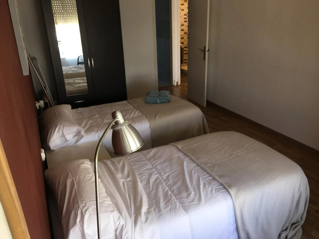 4 BEDROOMS -SENECA Center Apartment