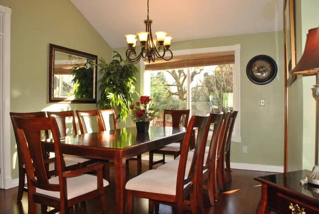 Huge Bdrms on main-Charming vacation home for 19