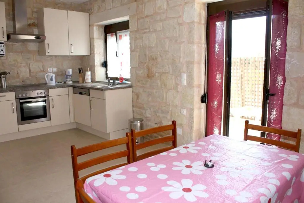 2 bedrooms house at Chersonissos 500 m away from the beach with furnished terrace and wifi