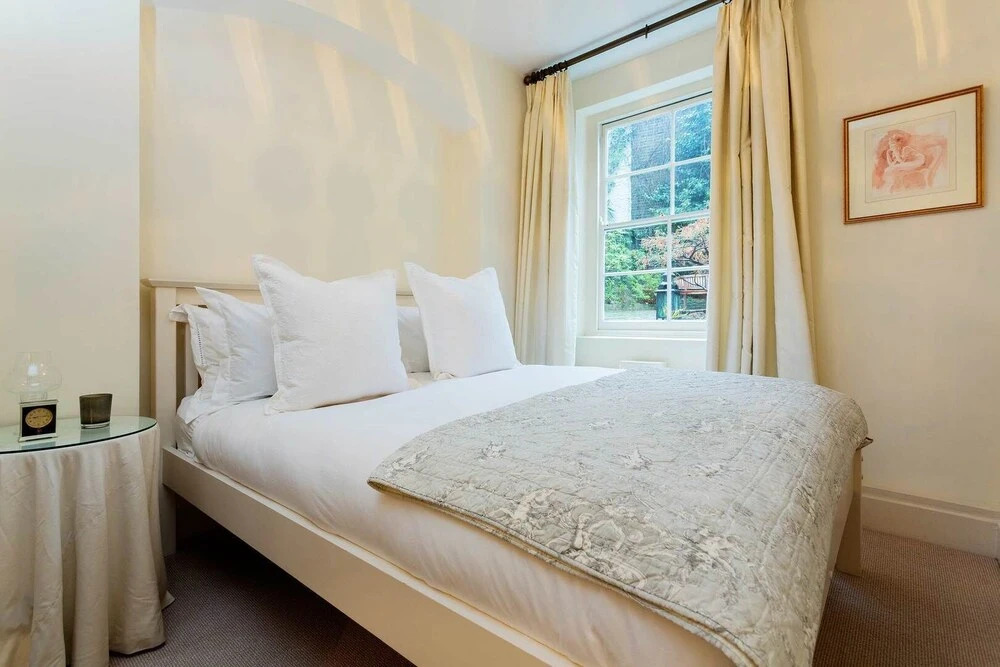 Elegant Two-bedroom Flat in Evelyn Gardens