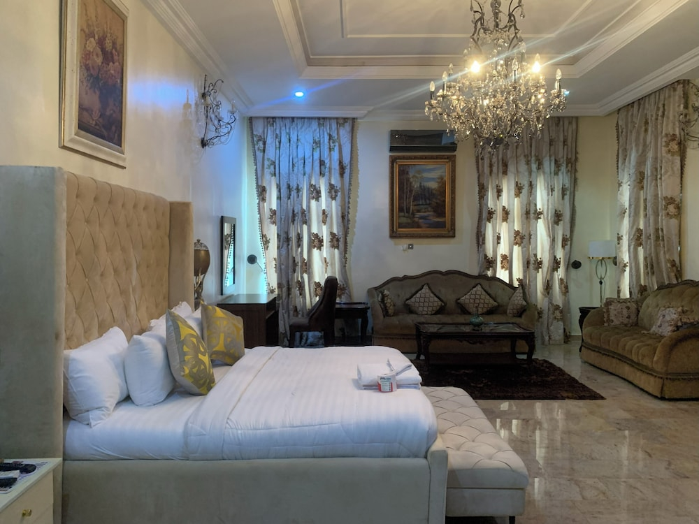 Reina Villa Hotel