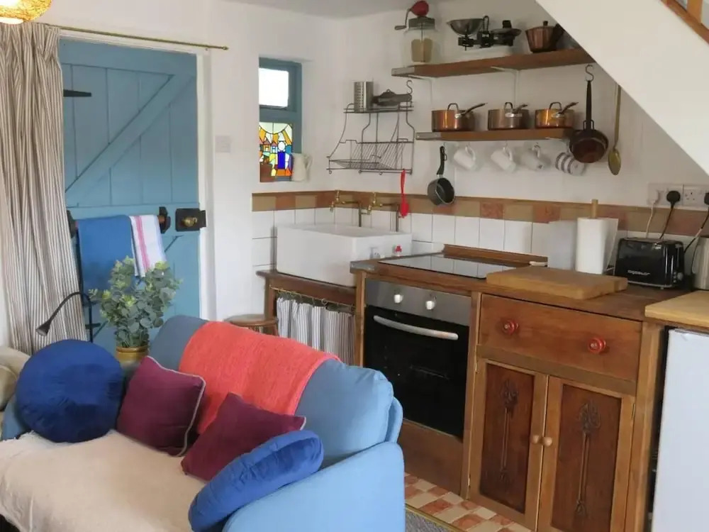 The Pepper Pot Sleeps 4 Sunlit Garden