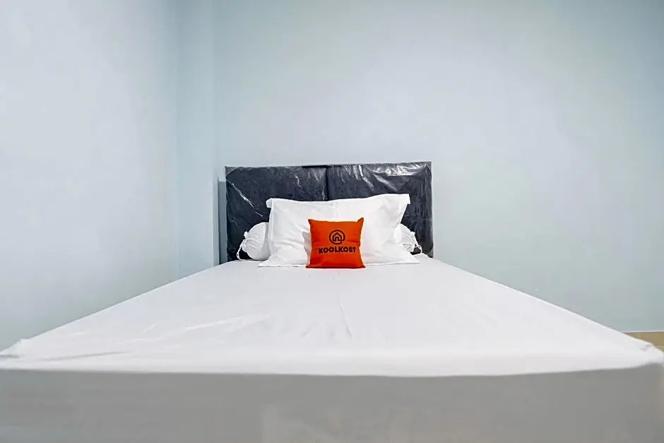 KoolKost Syariah near Green Pramuka Square Mall - Minimal Stay 6 Nights
