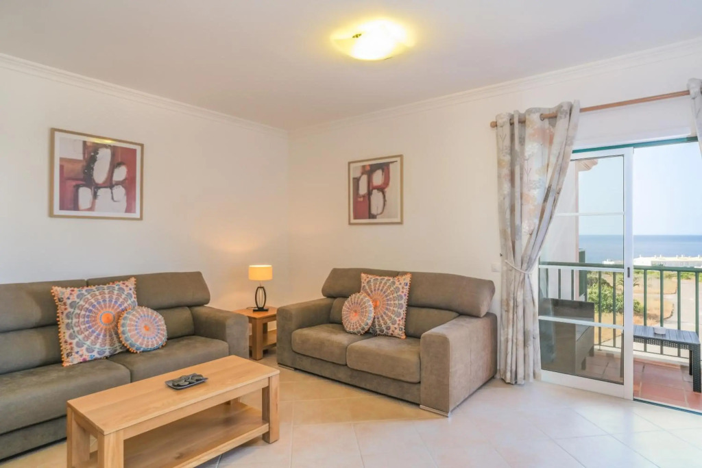 Top-floor 2 BR holiday home with sea view and pool