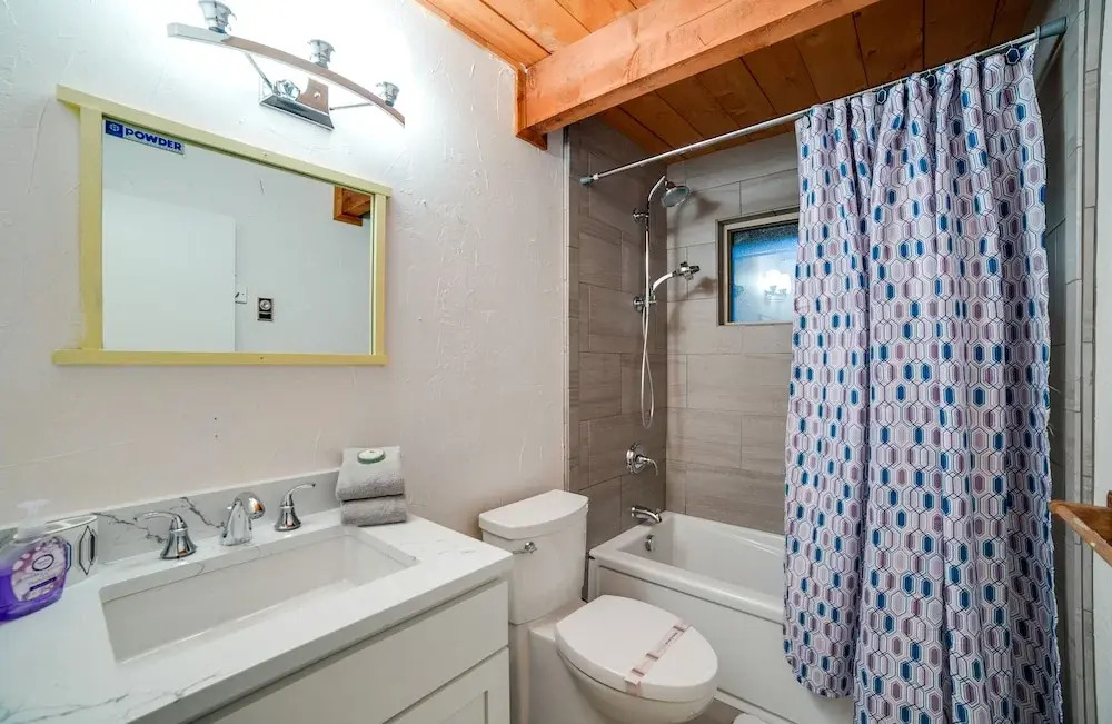 48SL - Hot Tub - Pets Ok - WIFI - Wood Stove - Sleeps 5