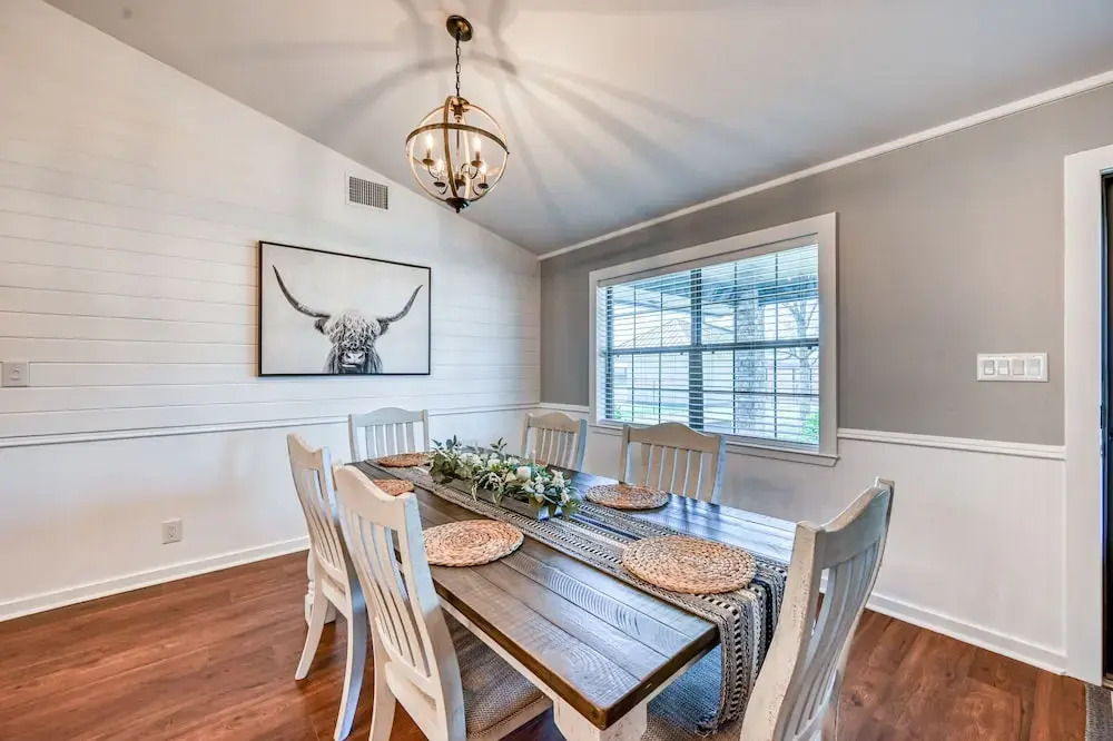 Wow! Exceptional House With Inviting Fire Pit!