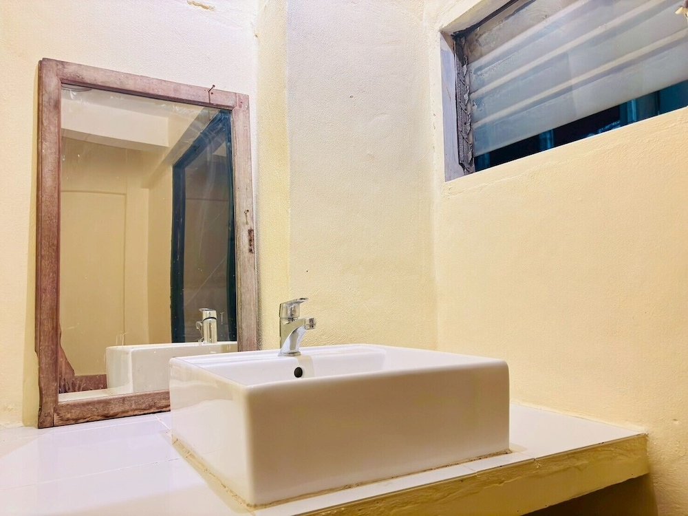 Sukhum Charoen Krung Tak-Sin bridge guest house