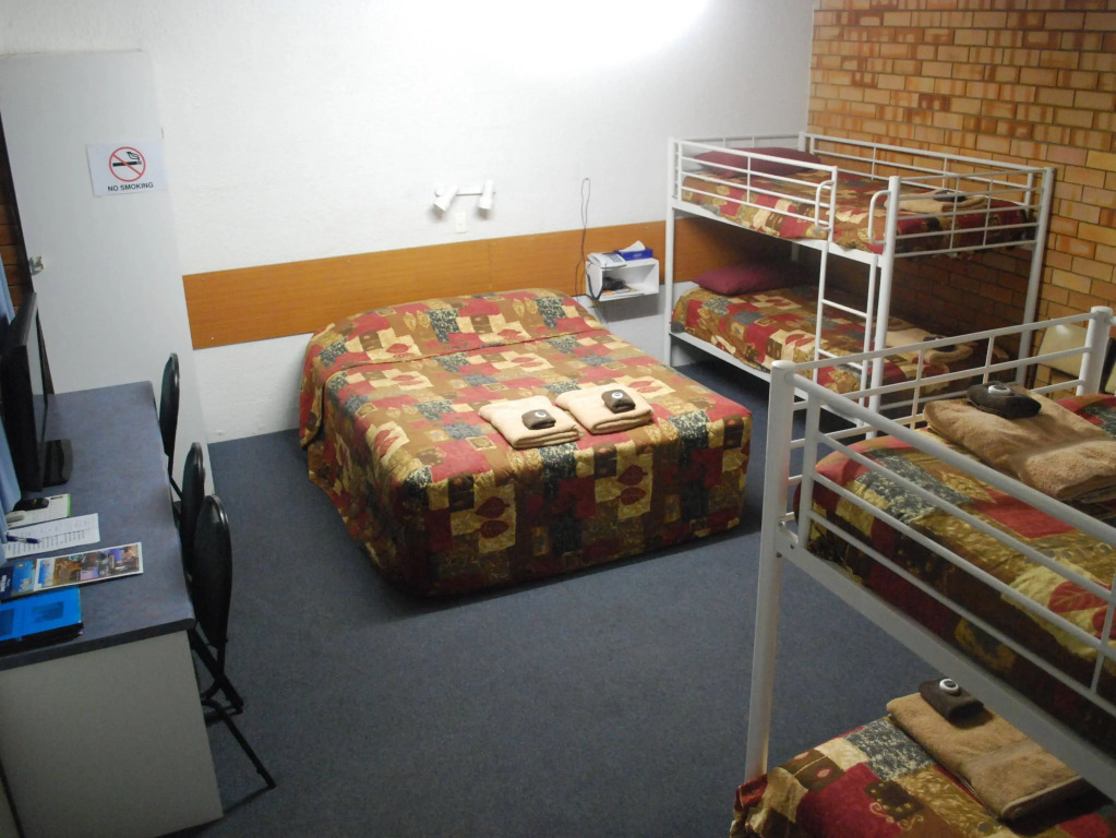 Abajaz Motor Inn - Pool and short walk to Town