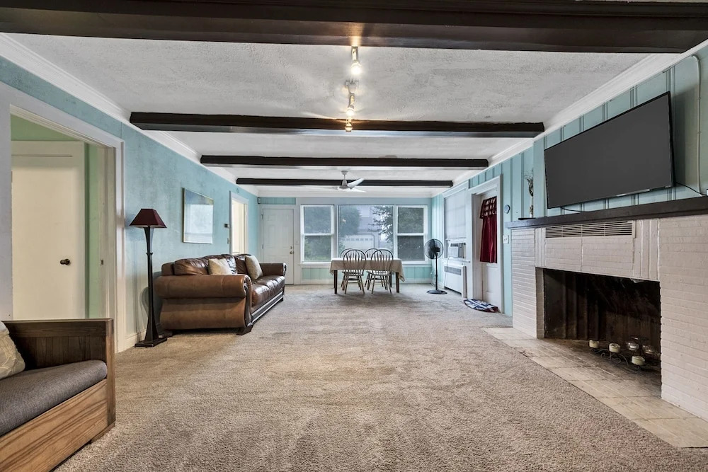 Water Front Delight On The Bay 3 Bedroom Home by RedAwning
