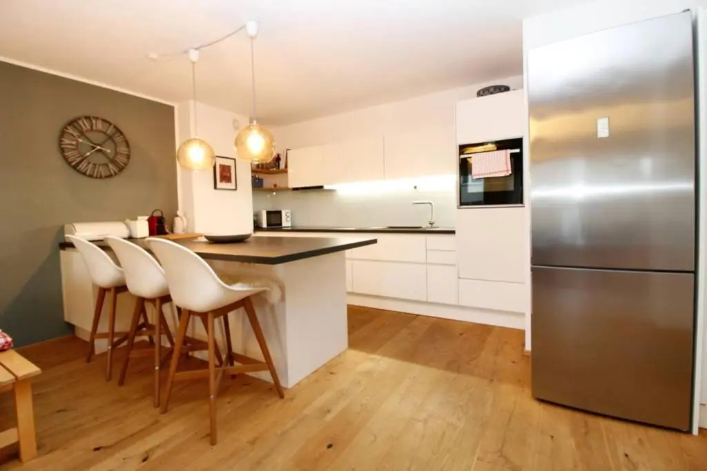 MODERN spacious, 2 BEDROOM, FREE PARKING