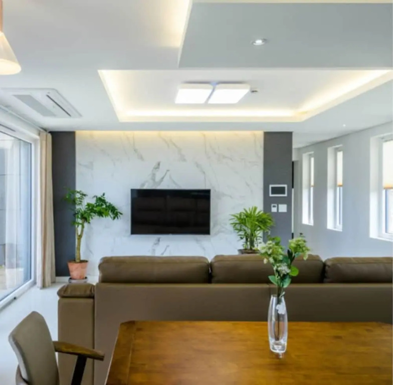 Chandelier Pension