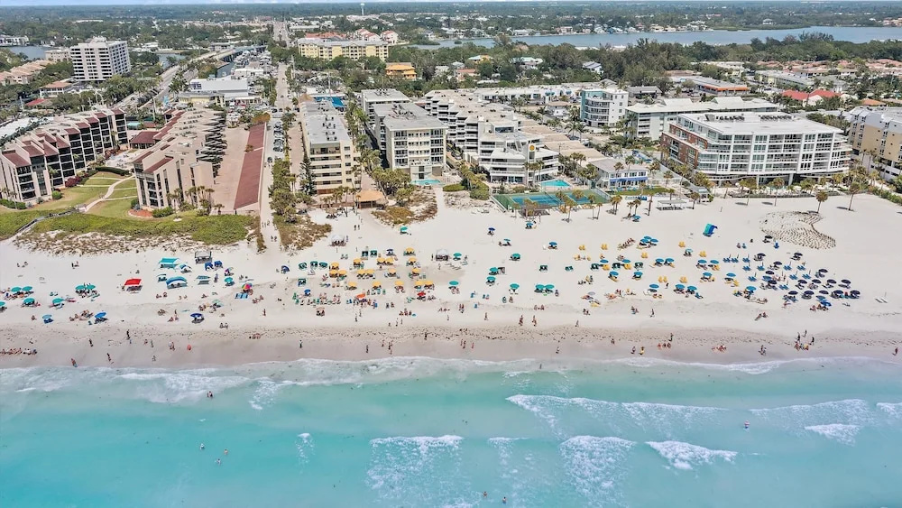 Crescent Siesta Key Charmer 3 Bedroom Condo by RedAwning
