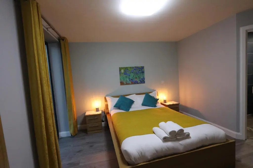 Stunning Top Floor Southside Apartment 2 BEDS PARKING WIFI NETFLIX